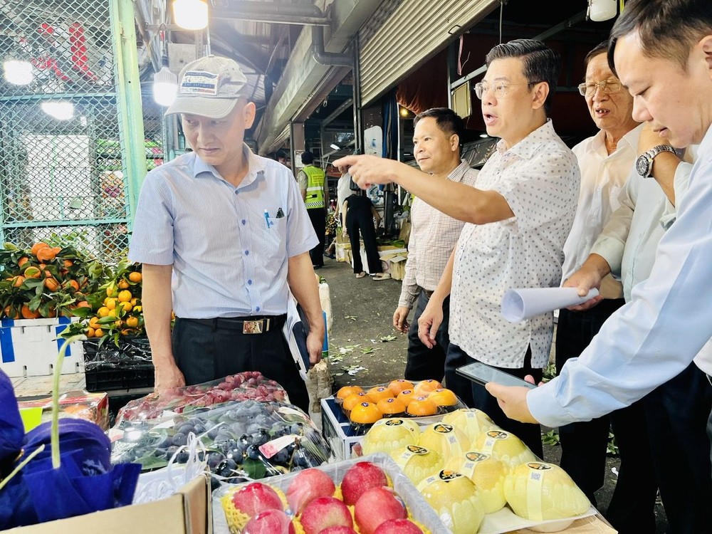 1月24日凌晨,市人委会副主席阮文勇同工作团亲往视察守德集散市场。(图:诗红)