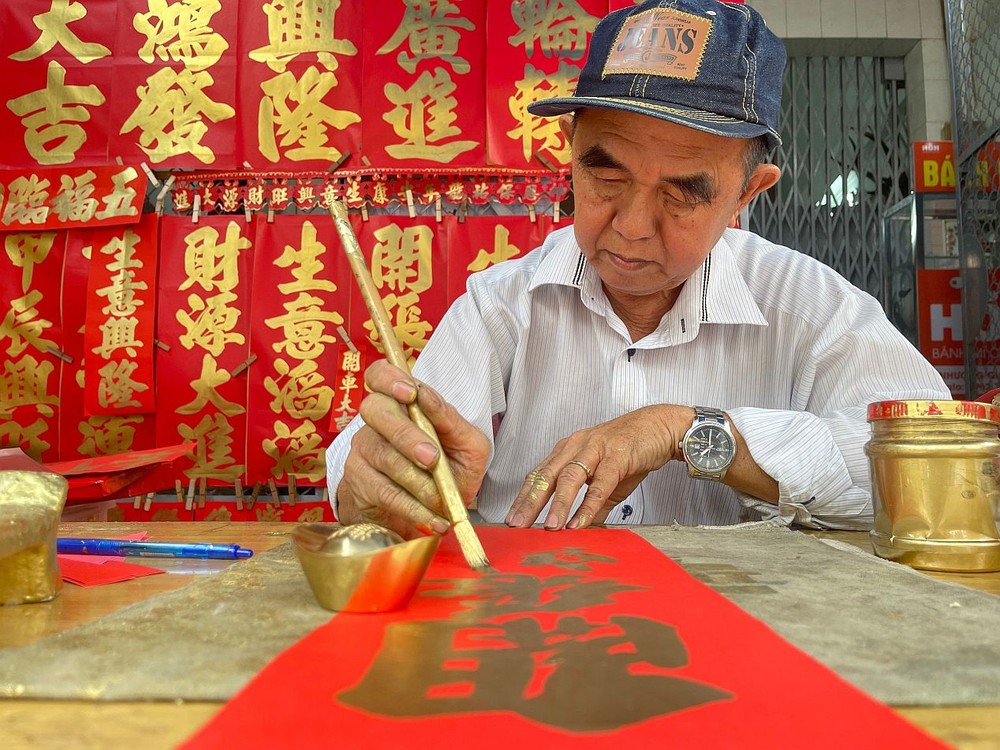 平安挥春黄智球与挥春业相伴半世纪。