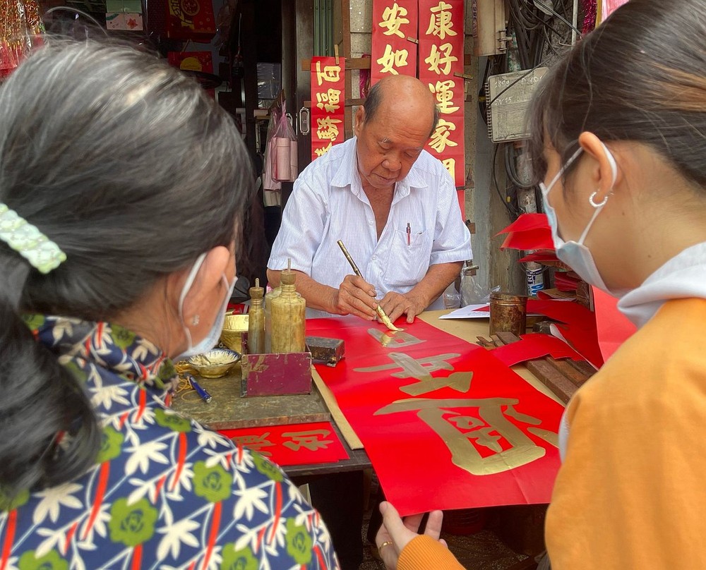 金禧书法陈联兴为街坊写挥春。 nghe-thuat-2-6324.jpg