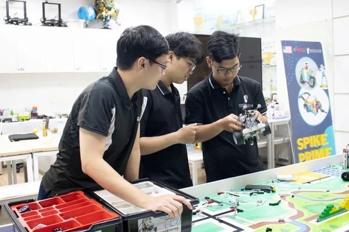 市自然科学大学机器人及人工智能专业学生上实践课。(图:庆雄)
