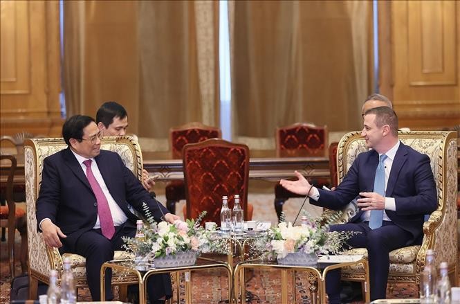越南政府总理范明政会见罗马尼亚众议院议长阿尔弗雷德‧西蒙尼斯。(图:越通社)