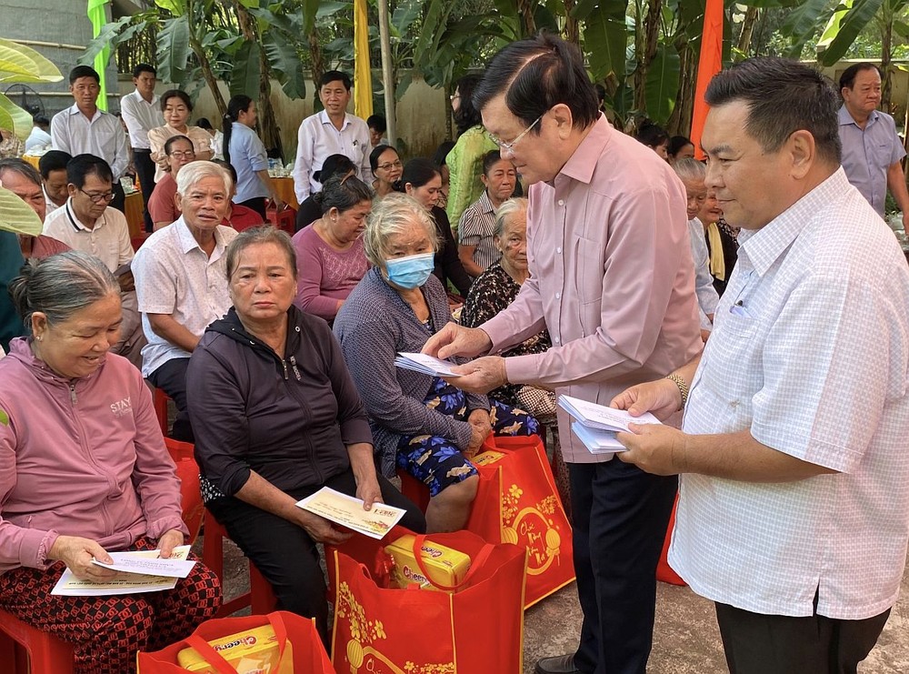 国家原主席张晋创、华企丁文森向优抚家庭赠送贺年礼物。 dc-truong-tan-sang-2-5545.jpg