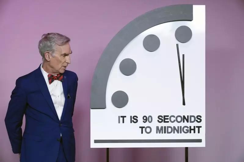 1月23日,象征人类距离全球浩劫还有多久的“末日钟”(Doomsday Clock)指针维持在午夜前90秒,与去年相同,也是它在70多年历史中最接近午夜的一次。(图:AP)