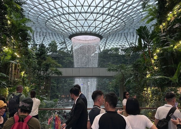 樟宜机场的室内瀑布。(图:互联网)