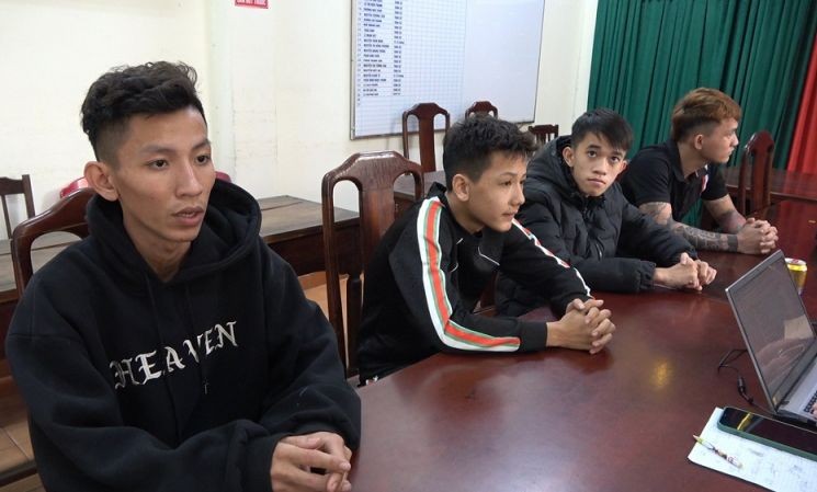 被捕的4名窃贼ì在公安派出所向调查员供述其犯罪过程。(图:警方提供)
