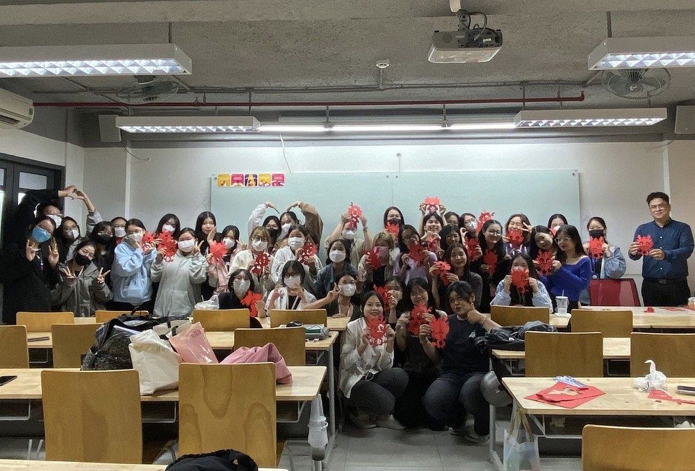 文郎大学生参加“剪纸”活动