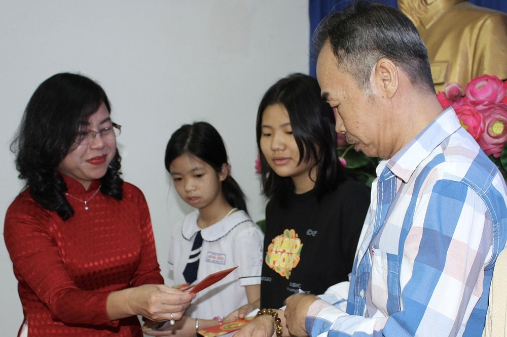 第十一郡郡委常务副书记陈海燕向贫困华人赠送礼物。