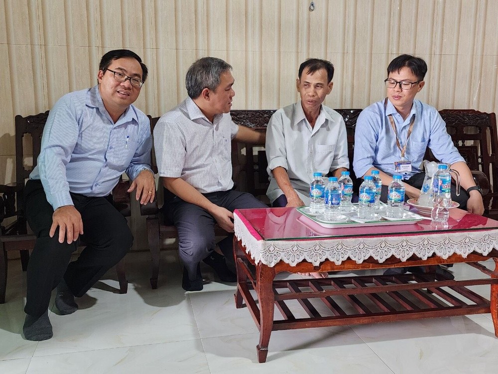 市民族处主任黄文鸿玉慰问已故华人越南英雄母亲颜氏喜家属。 vd2-8354.jpg