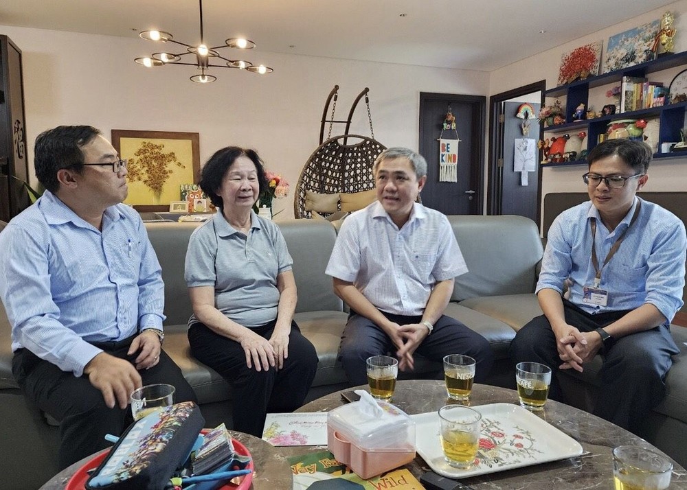 市民族处主任黄文鸿玉慰问华人革命老前辈陈健智的家属。 vd3-1628.jpg