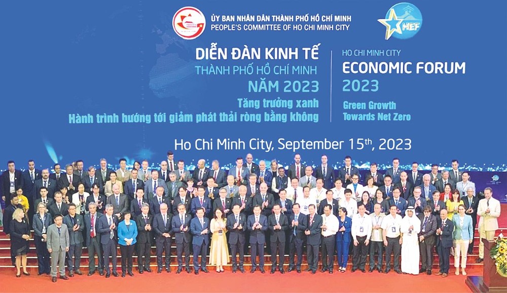 2023年胡志明市经济论坛的主题为“绿色增长-迈向净零排放行程”。 h2-9327.jpg