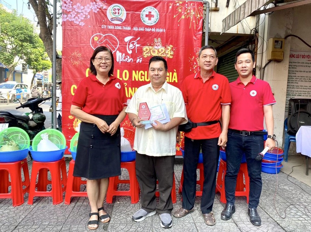 第六郡红十字会向丁文森赠送感谢纪念章。 k3-388.jpg