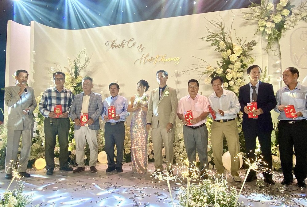 邓栢荣与区美莉夫妇向各单位赞助经费。