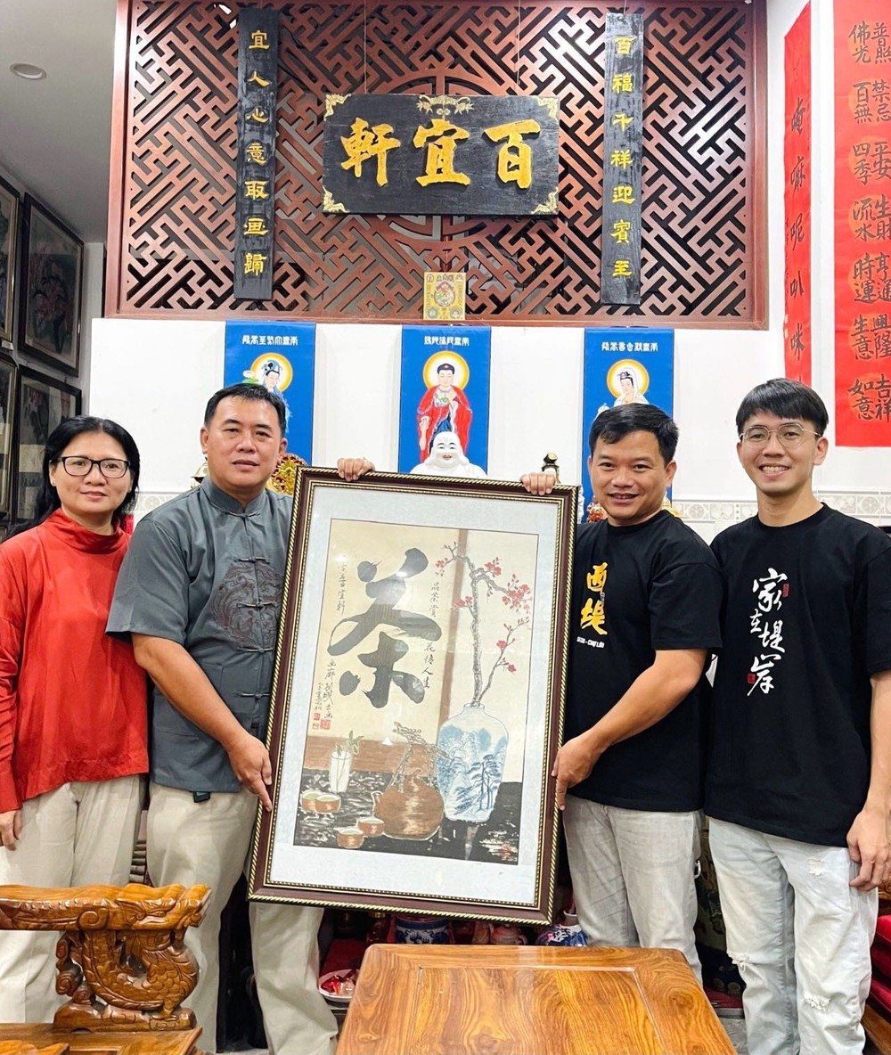 郑钊城与姚金鸾夫妇(左一、二)向笔者赠送《品茶图》。 kl-1-9580.jpg