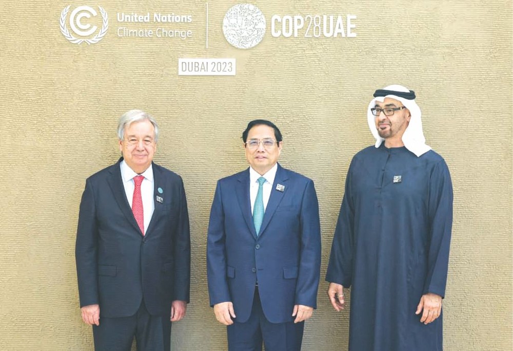 政府总理范明政出席COP28世界气候行动峰会与联合国秘书长、阿联酋王储合影。 ngoai-giao6-7782.jpg