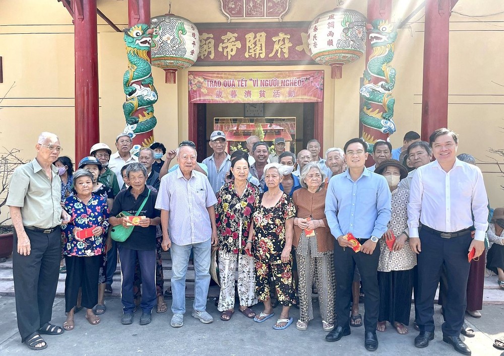 本报向守德市华人发送礼物