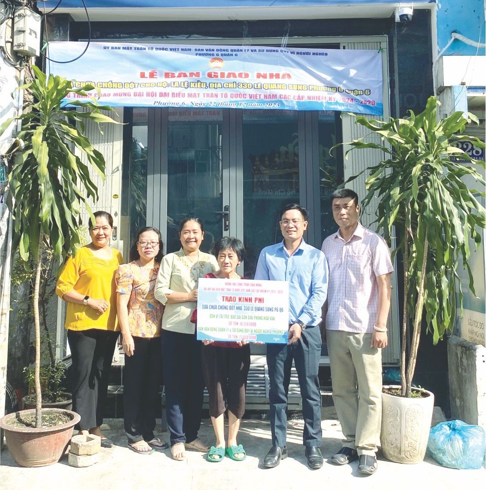 本报慈善工作组赞助第六郡捐建温情屋。 tt1-590.jpg