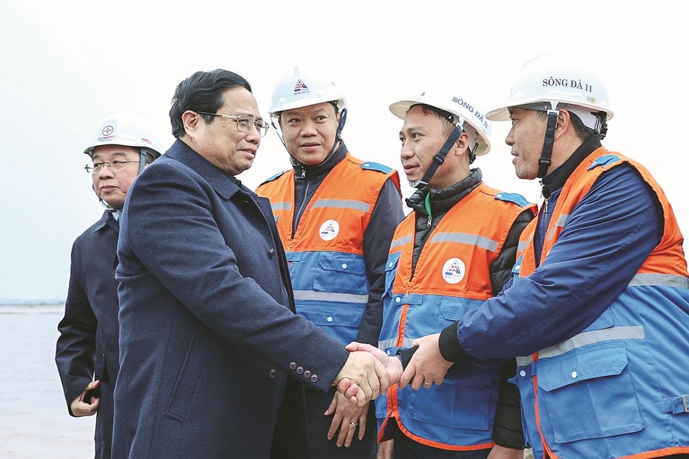 政府总理范明政慰问项目施工干部与工人。(图:曰钟)