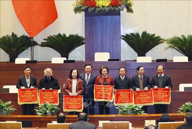 国会主席王廷惠向历代国会原领导赠送祝寿锦旗。(图:越通社)