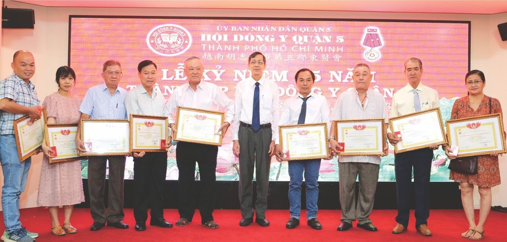 各医生、单位和个人获颁发“为东医事业”纪念章。 dongy-2-2560.jpg
