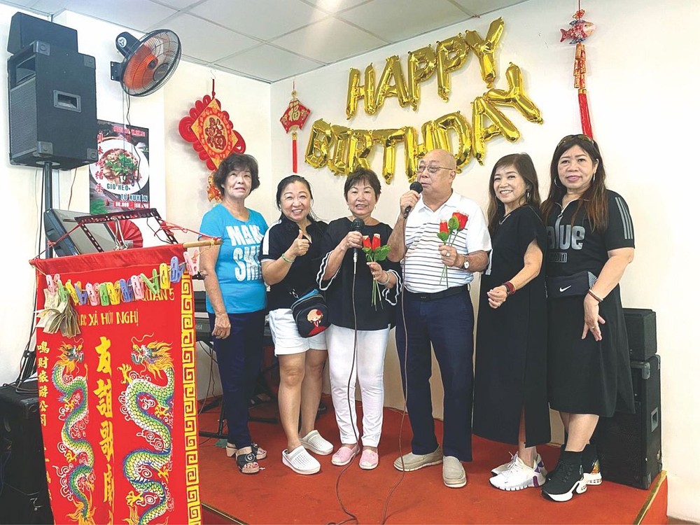 食客在“叹早茶”时高歌娱乐。 huaren2-1650.jpg