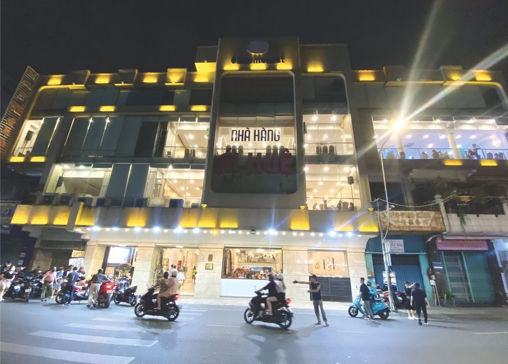 百年爱华大酒楼外貌。 huaren5-8672.jpg