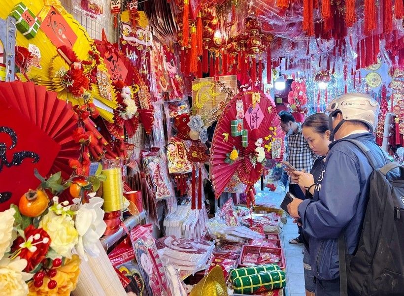 第五郡海上懒翁街的商店挂上琳琅满目的春节装饰品。（图：秋香）