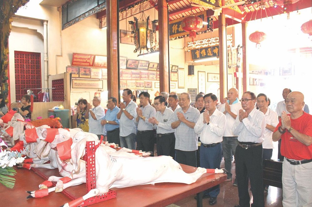 海南会馆理事会代表拈香参拜祈求风调雨顺、国泰民安。 qiongfu2-2770.jpg