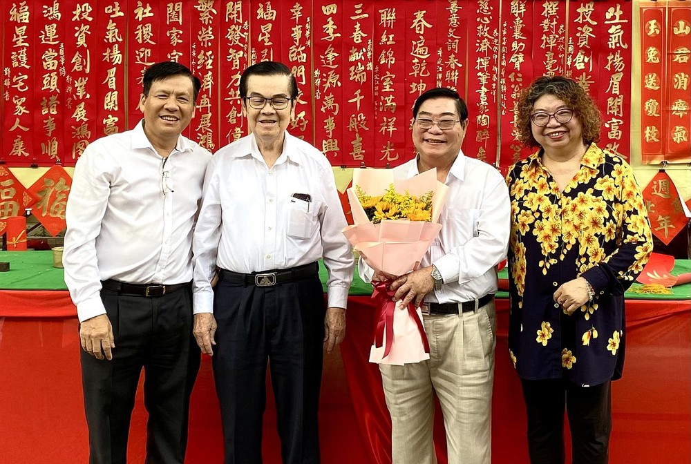 去年,组委会向二府会馆理事长彭伟强赠送鲜花祝贺该会馆承办与赞助2024年“慈善挥春”活动。 thuphap-1-3377.jpg