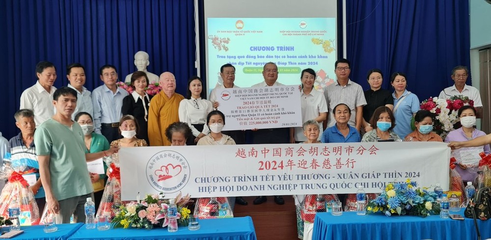 越南中国商会胡志明市分会慈善团与第十一郡领导、代表合影。 zhongziqiye2-2701.jpg