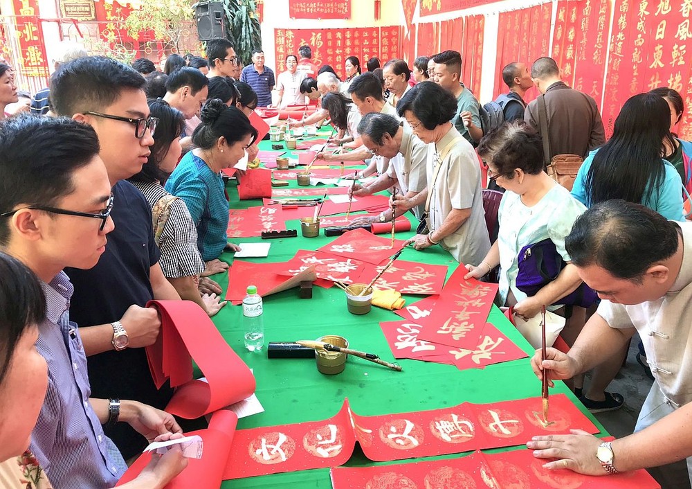 书法艺人为“慈善挥春”义务挥毫。