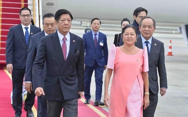 菲律宾总统马科斯抵达河内,开始对越南进行国事访问。(图:人民报)