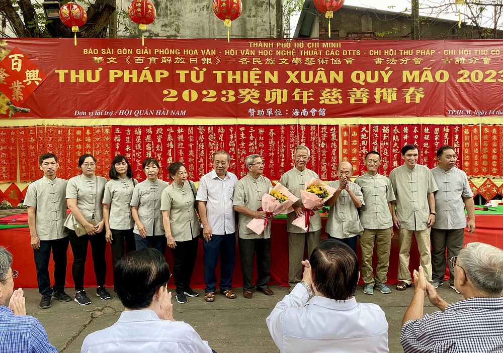 组委会向参与挥毫的书法会成员赠花致谢。 tp1-1237.jpg