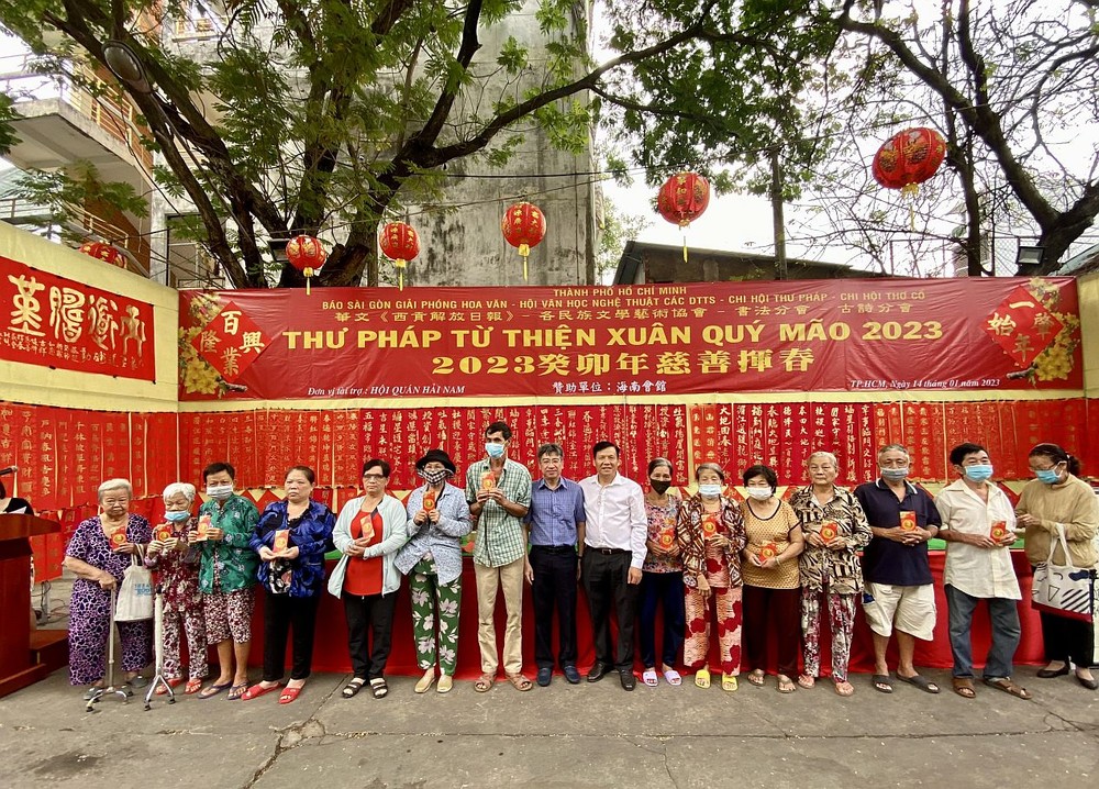 组委会向穷苦华人赠送红包欢度新年。 tp2-3868.jpg