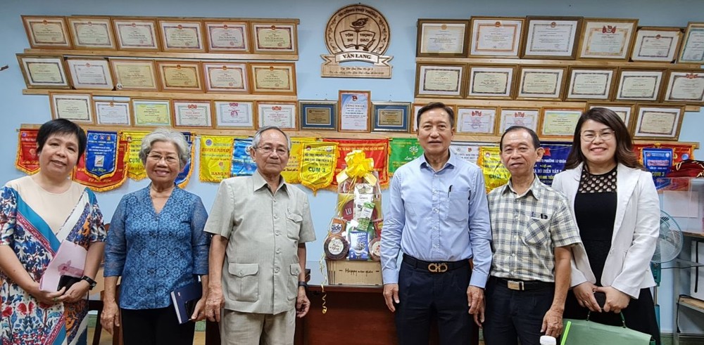 古家寿常值副主席(右三)向文朗学校拜年。 3102-gujaishou-5669.jpg