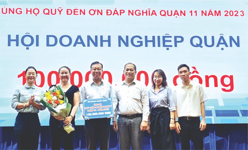 第六郡商会向赞助活动的会员送花致谢。 cholon3-4511.jpg