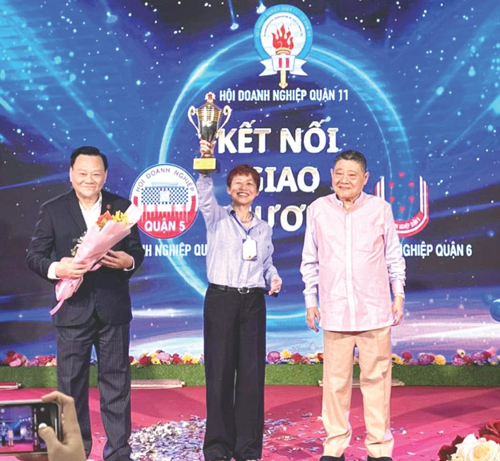 (左起)第六郡商会代主席王志强、第五郡商会主席苏慧兰、第十一郡商会主席杭慰瑶轮流接办商贸对接展销会。 cholon4-1663.jpg