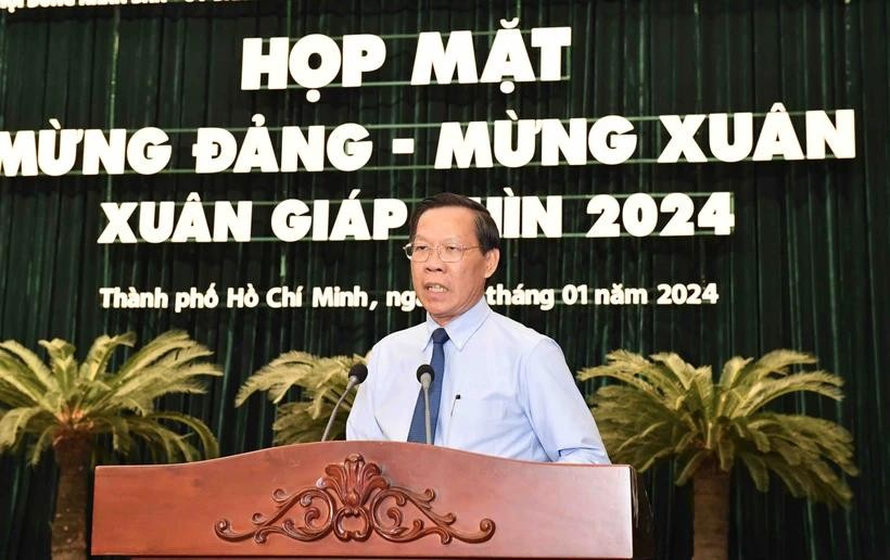 市人委会主席潘文迈在集会上发表讲话。(图:越勇)