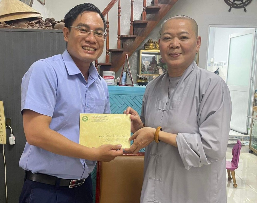 编委文忠孝向林观寺移交读者捐助的善款。 diep1-8807.jpg