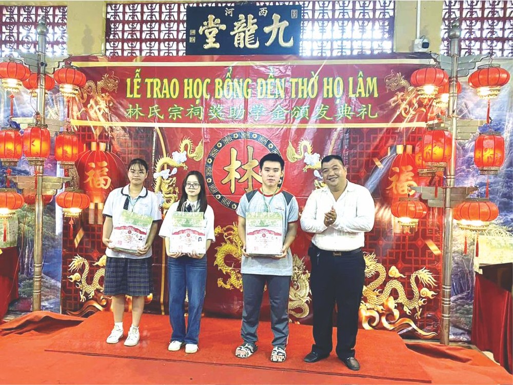 林柏财（右一）奖励林氏宗亲子弟。