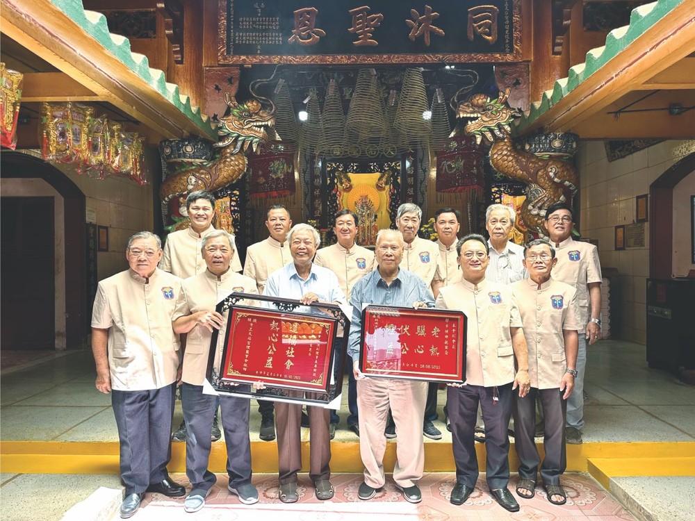 理事长邹国荣(前排左五)与理监事会同仁,向为贡献良多的最高常务顾问梁肇添(前排左三)和副会长郭步横(前排左四)赠送金牌以示谢意。 toudun2-1636.jpg