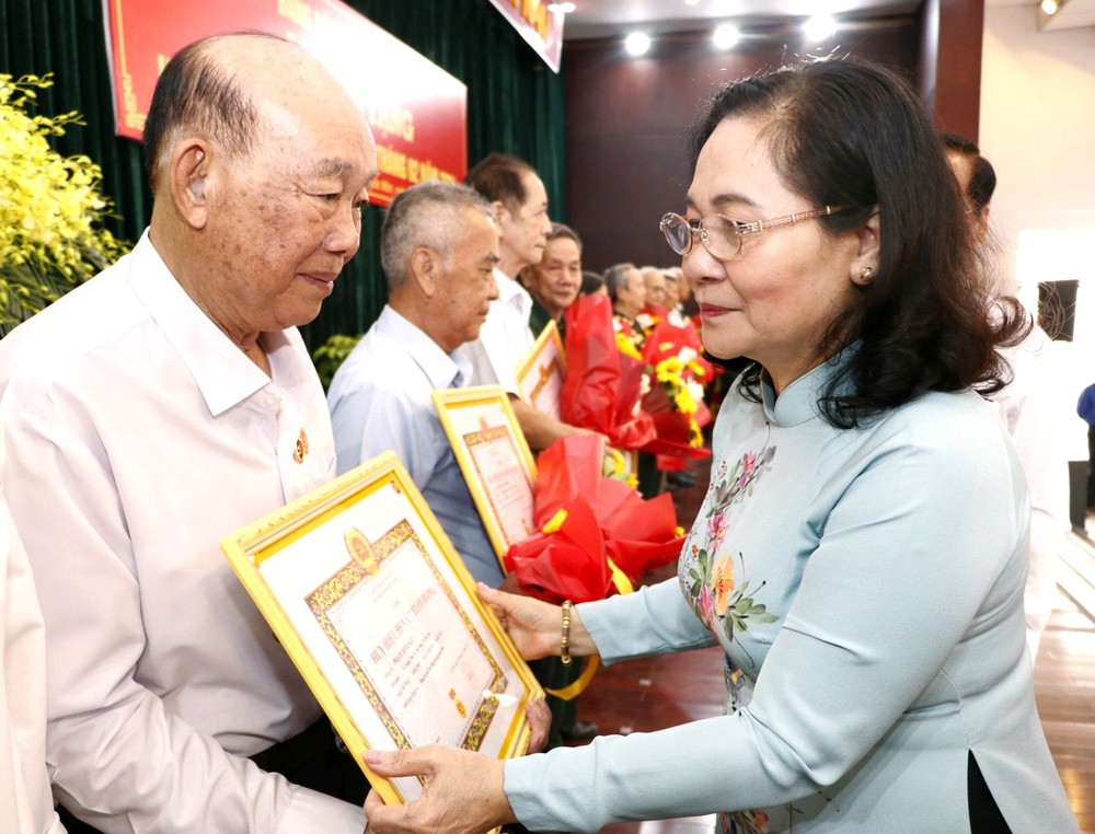 trao-huy-hieu2-3768.jpg