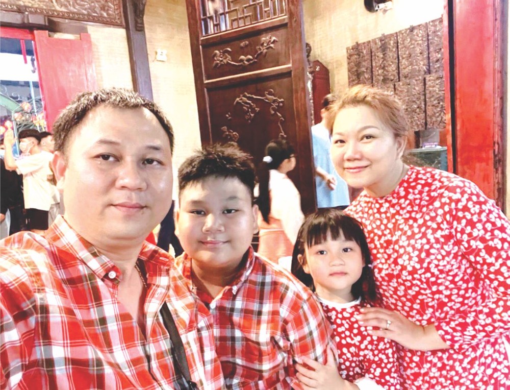 徐家盛与父母及妹妹合照。 hoc-tot-ngon-ngu2-3441.jpg
