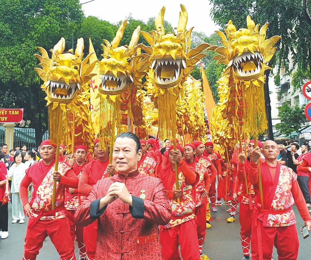 刘师傅与徒弟表演一幕。 luukiemxuong-2460.jpg