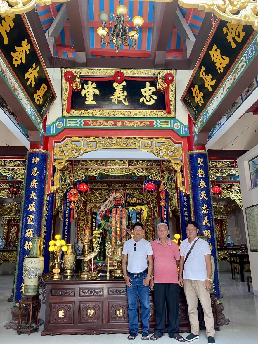 富国华人相济会会长吴犹合(中)与理事摄于庄严的关帝殿。 phuquoc2-8384.jpg