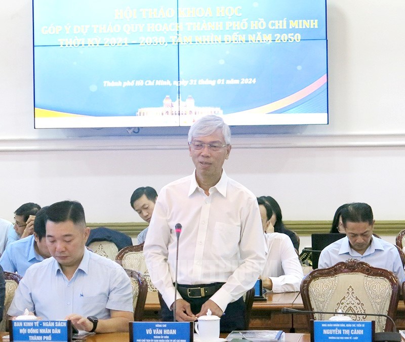 市人委员会副主席武文欢在研讨会上发言。(图:市党部新闻网) quy-hoach-tphcm-phai-xanh-va-so-phu-het-cac-nganh-linh-vuc-1024.jpg