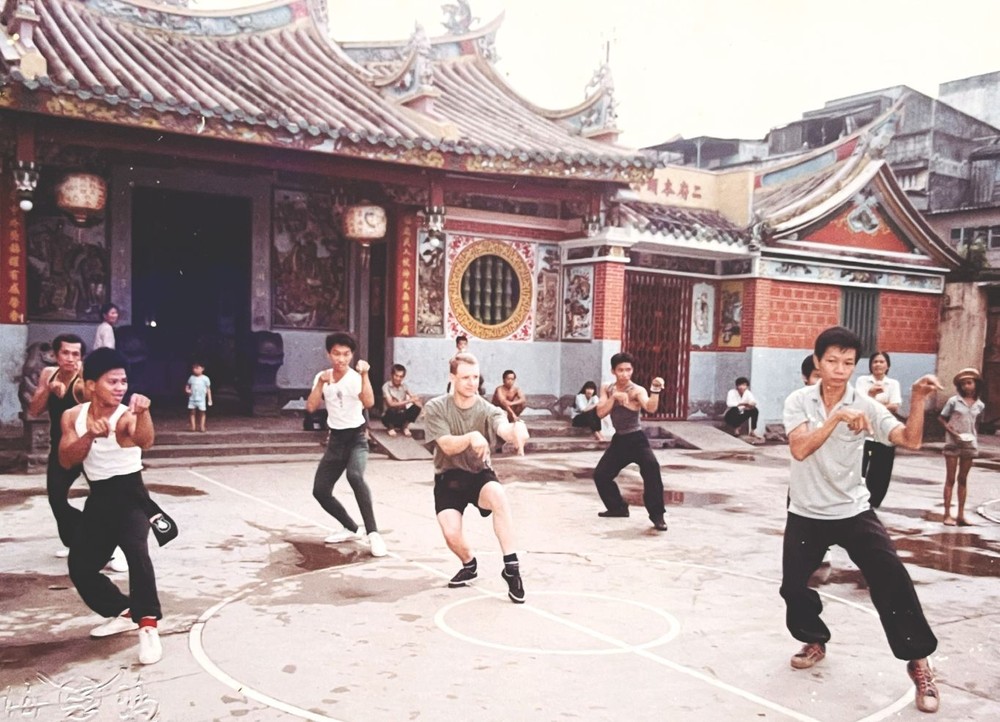 钟师傅(右一)向学员示范。 (摄于1990年) thai-cuc2-8116.jpg