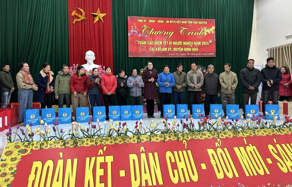 太原省领导向该省定化县蓝伟村贫困户赠送春节礼物。（图：太原省劳动联团）