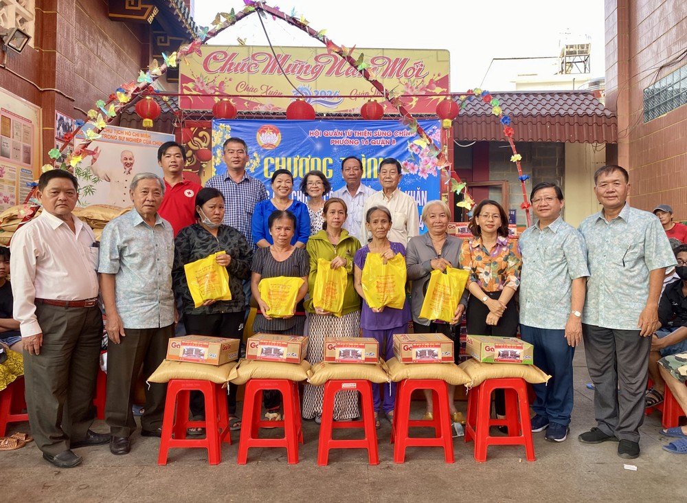 第八郡第十六坊各部门领导和崇正慈善会馆理事成员向穷人发送礼物。