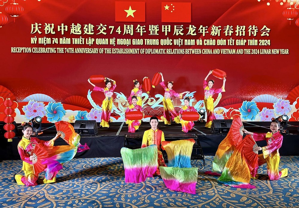 千华歌舞团表演舞蹈助兴。 tiet-muc-van-nghe-3716.jpg