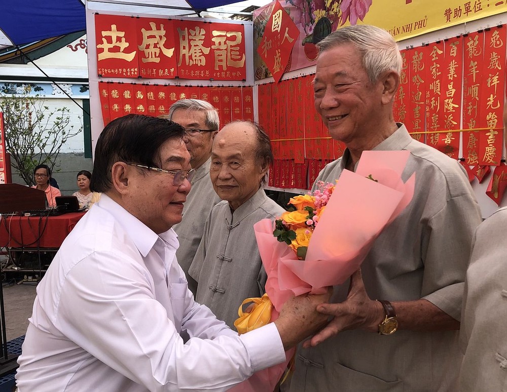 二府会馆理事长彭伟强向诸位书法家赠送鲜花。 13-8672.jpg